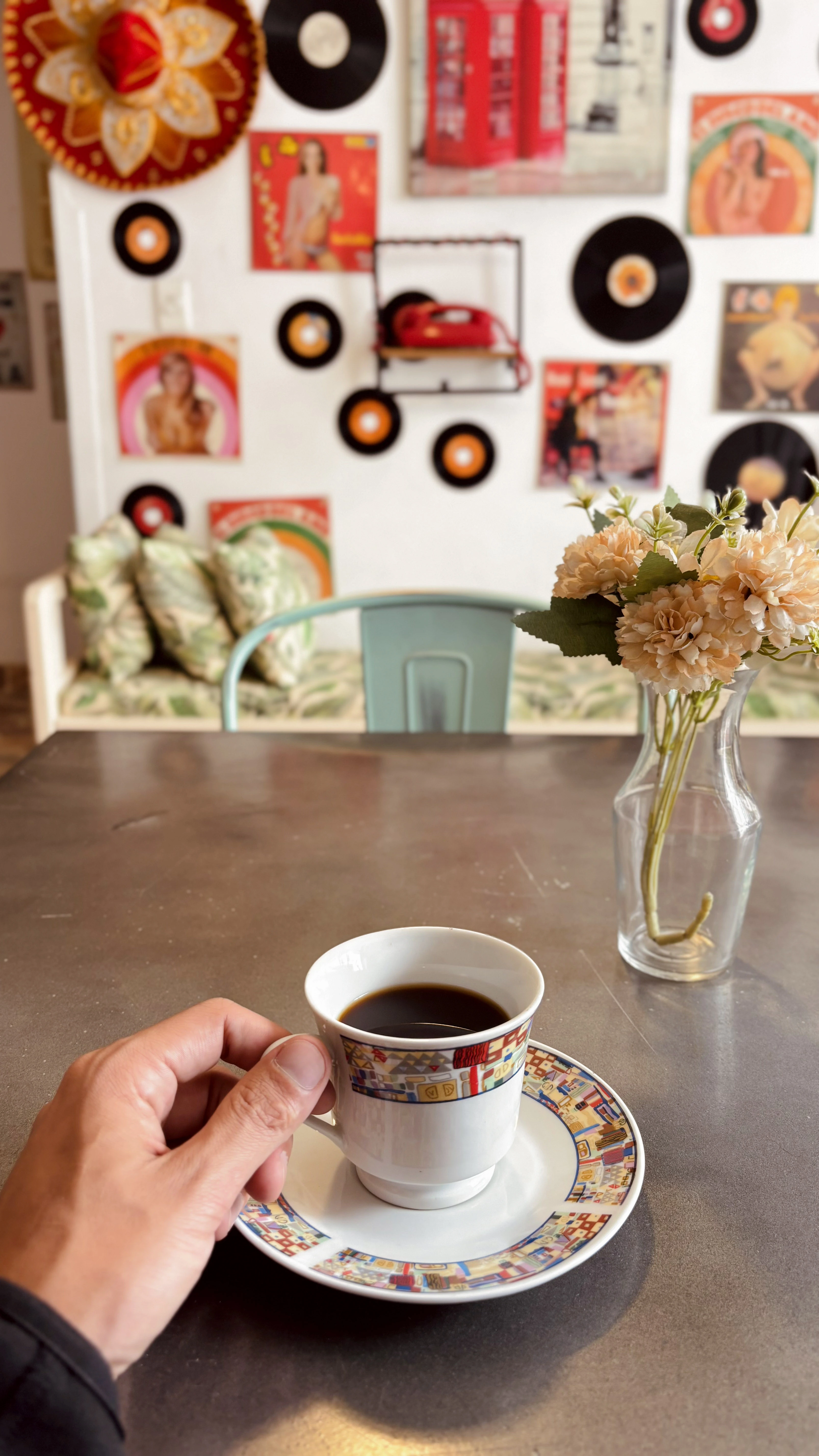 Habitación Sepia con dos camas y arte artesanal colombiano