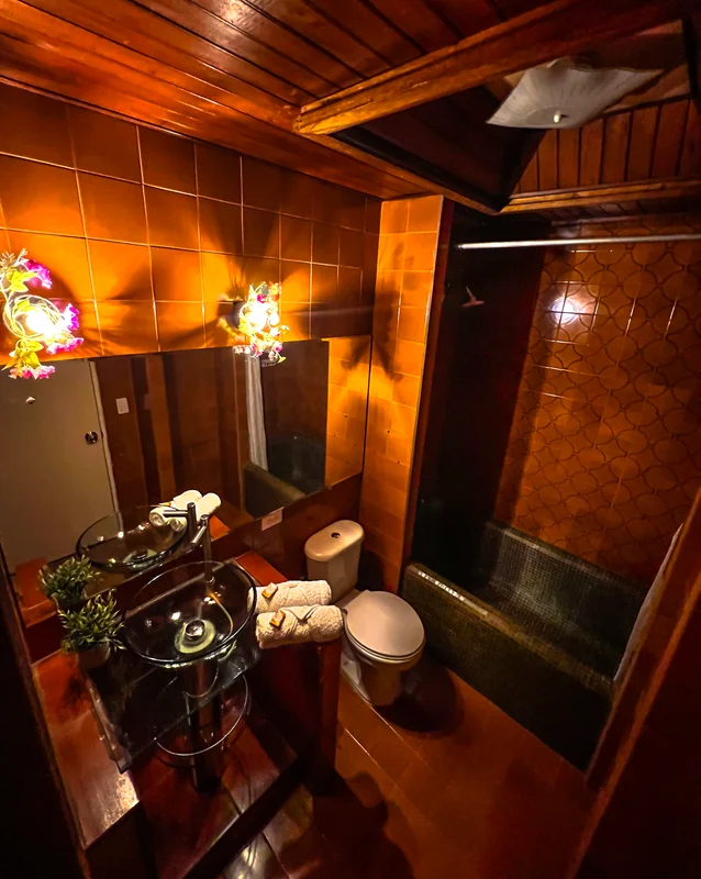 Habitación Sepia con dos camas y arte artesanal colombiano