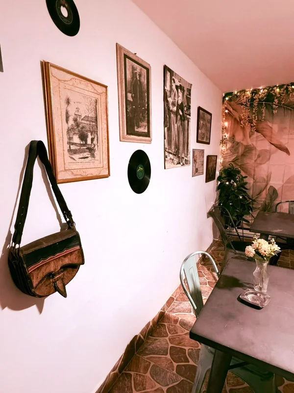 Sala de estar de Casa la Morada con sofás de lino y luz natural