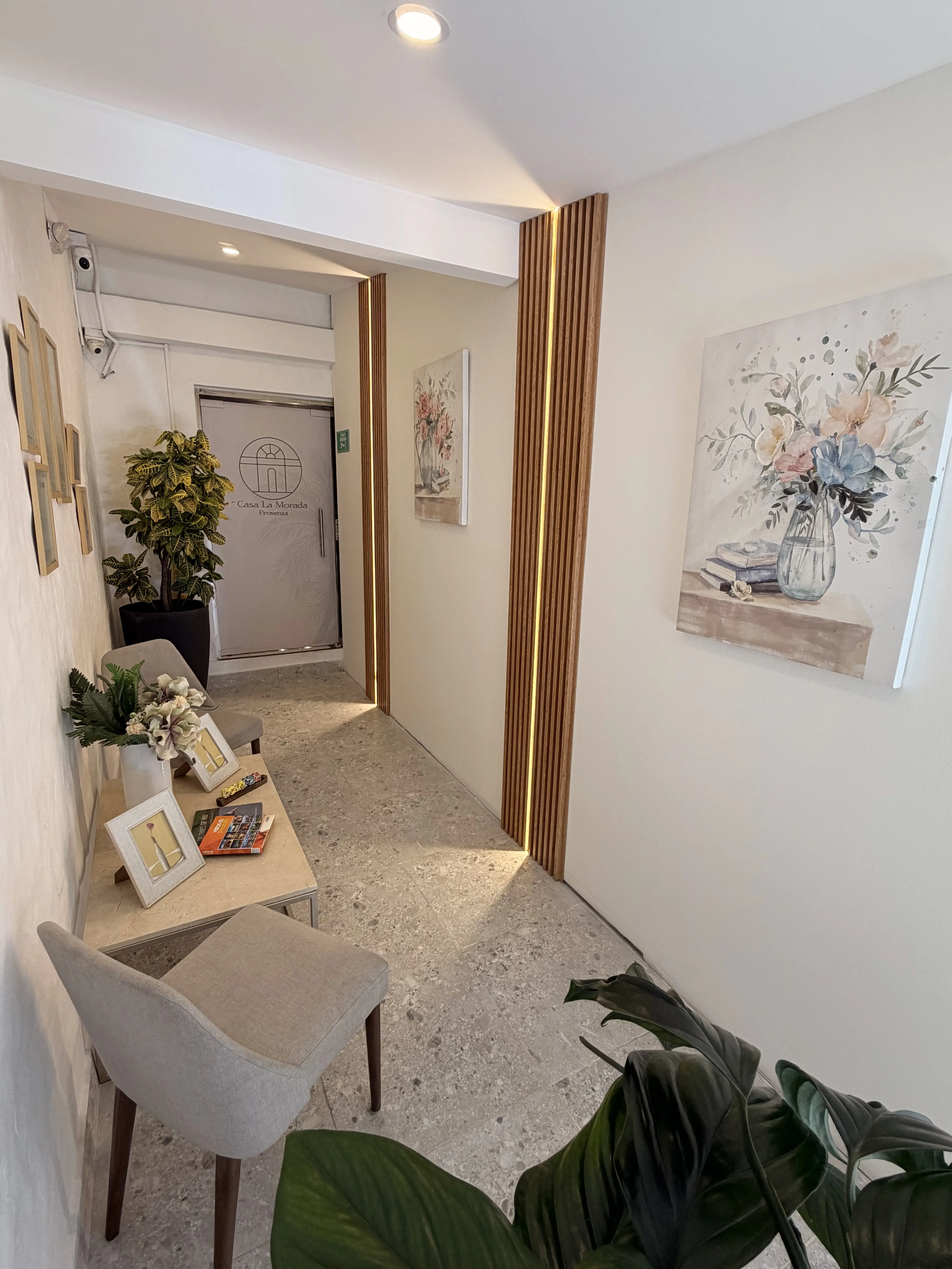Habitación Sepia con dos camas y arte artesanal colombiano